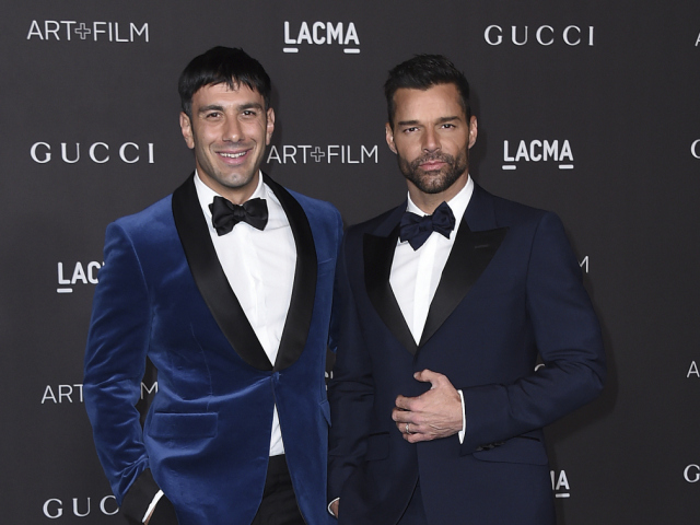Manželia Ricky Martin (vpravo) a Jwan Yosef prišli na akciu spoločne. 