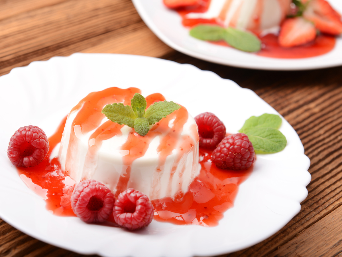 Panna cotta s malinovou omáčkou, dezert
