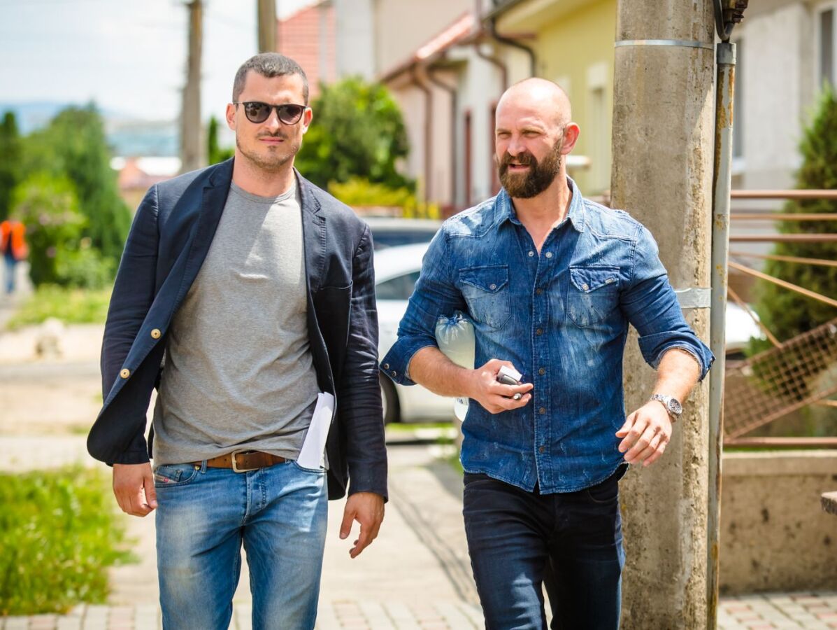 za sklom, maštalír, koleník,