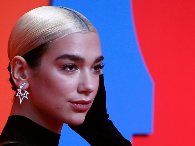 Speváčka Dua Lipa pózuje fotografom.