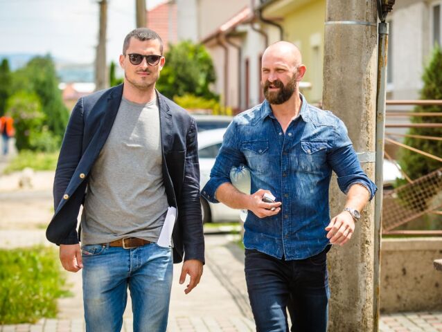 za sklom, maštalír, koleník,