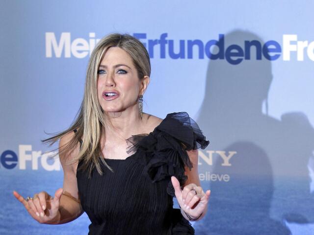 Americká herečka Jennifer Aniston na archívnom zábere v koktejlkách a tmavých pančuchách. 