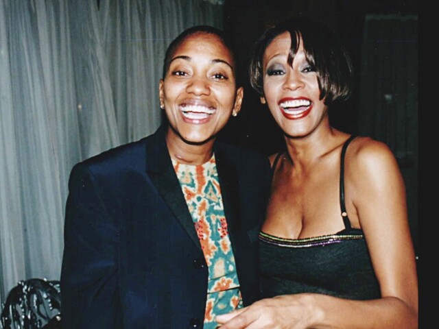 Archívny záber speváčky Whitney Houstonovej (vpravo) a Robyn Crawfordovej, ktorý bol použitý v dokumente Whitney. 