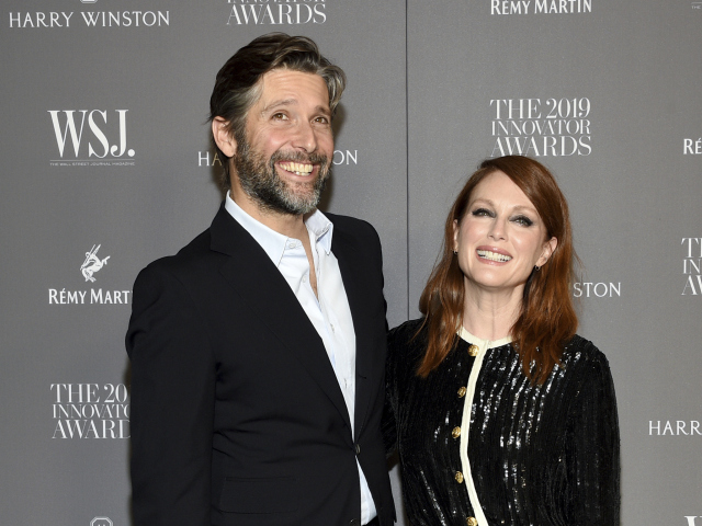 Ocenená herečka Julianne Moore a jej manžel Bart Freundlich na akcii WSJ. Magazine 2019 Innovator Awards.