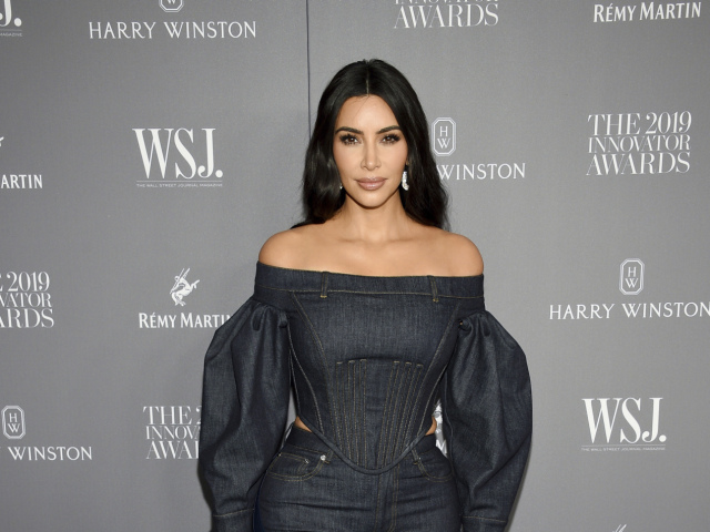 Televízna a internetová osobnosť Kim Kardashian West pózuje fotografom.