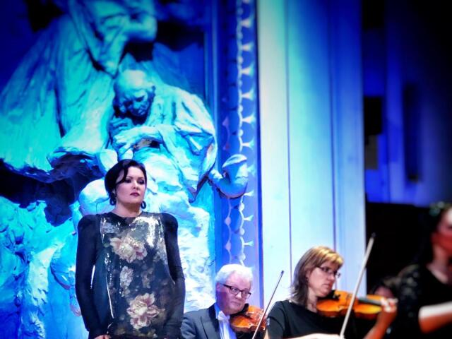 Operná diva Anna Netrebko v šatách od Borisa Hanečku na pražskom koncerte v Obecnom dome. 