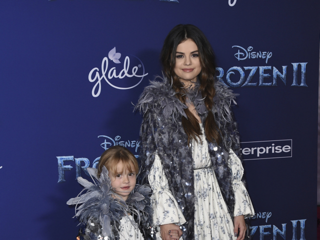 Selena Gomez a jej sestra Gracie Elliot Teefey na premiére filmu Ľadové kráľovstvo 2. Obe v šatách Marc Jacobs. 