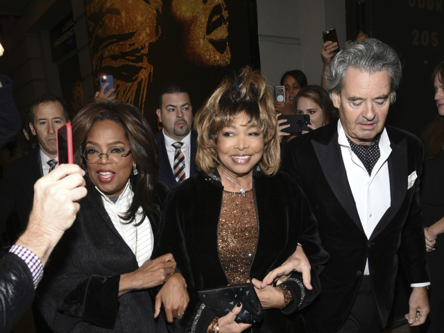 Speváčka Tina Turner (v strede) prišla na premiéru muzikálu o jej živote v sprievode manžela Erwina Bacha a moderátorky Oprah Winfreyovej. 