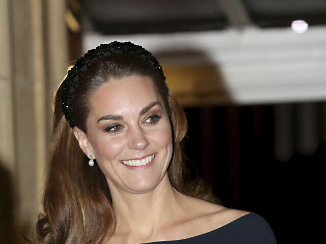 Vojvodkyňa Kate z Cambridge prichádza do Royal Albert Hall v Kensingtone pri príležitosti spomienky Rememberance Day, ktorým sa vo Veľkej Británii pripomína koniec 1. svetovej vojny. 