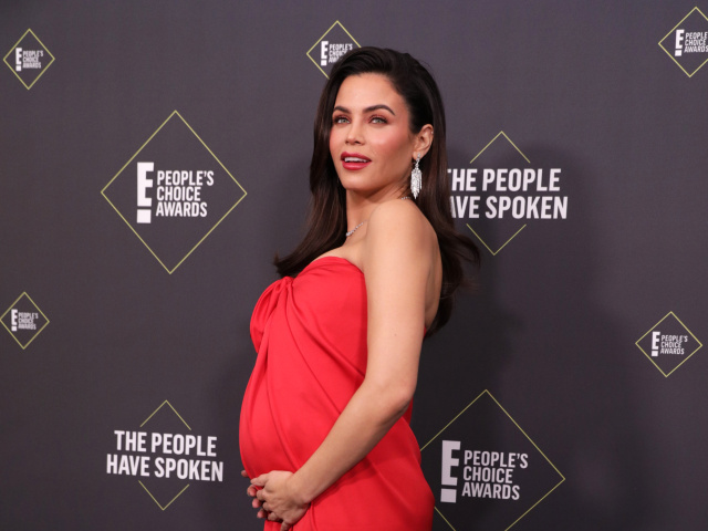 Tehotná herečka Jenna Dewan sa objavila v červenej kreácii bez ramienok. 