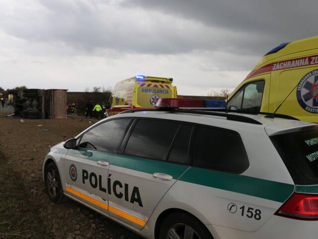 nehoda kamión nákladné auto hrnčiarovce polícia záchranári hasiči