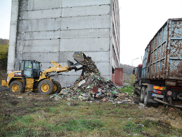 Lunik bager buldozer