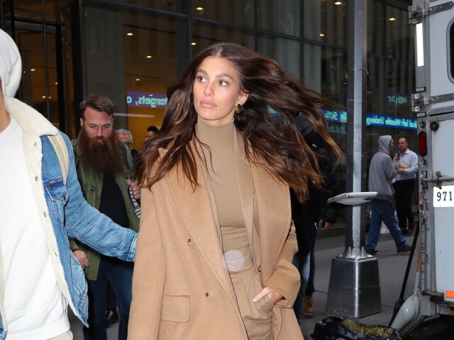 Modelka a herečka Camila Morrone v New Yorku v odtieňoch karamelovej. 