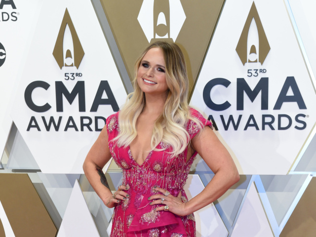 Speváčka Miranda Lambert prišla v róbe Tony Ward.