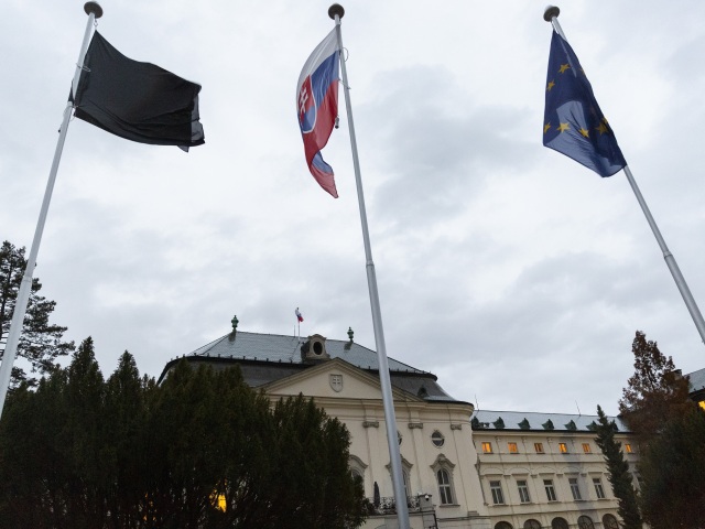 vlajka zástava úrad vlády SR smútok