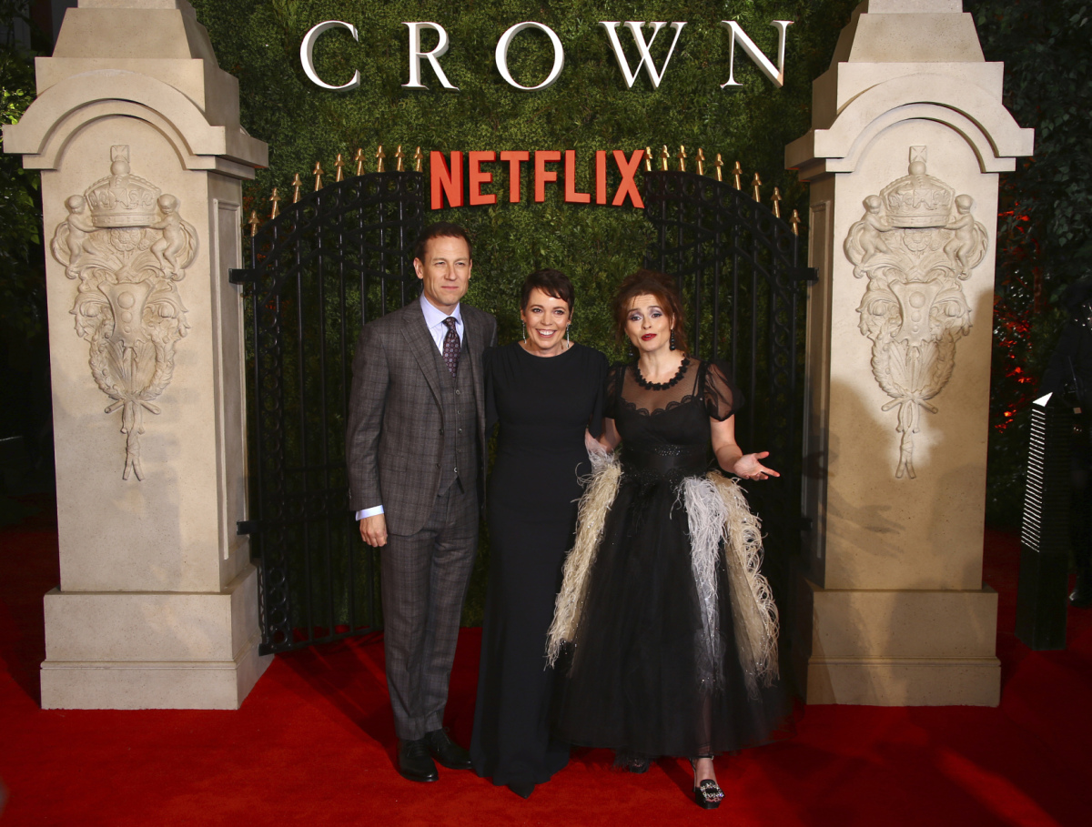 Herecká zostava (zľava) Tobias Menzies, Olivia Colman a Helena Bonham Carter v Londýne na seriálovej premiére. 