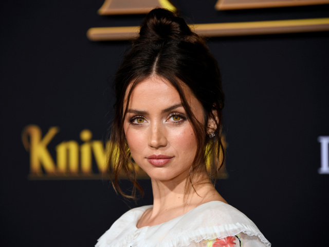 Herečka Ana De Armas vyzerala na premiére očarujúco. 