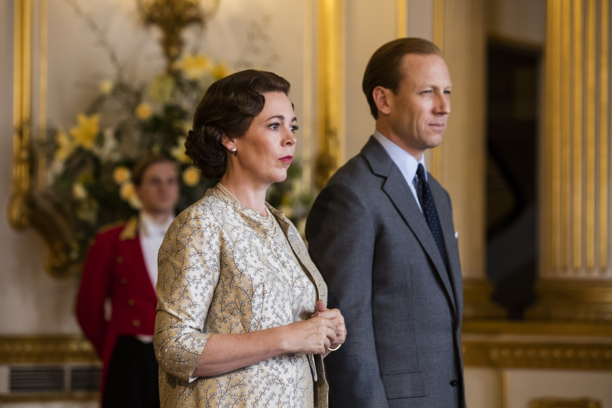 Herečka Olivia Colman ako kráľovná Alžbeta II. a herec Tobias Menzies ako jej manžel Philip, vojvoda z Edinburghu v zábere zo seriálu The Crown.