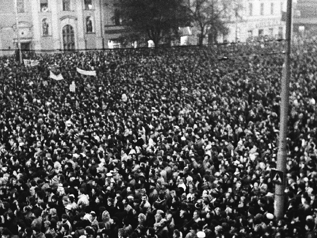Námestie SNP, Bratislava, 1989, jednorazové použitie!