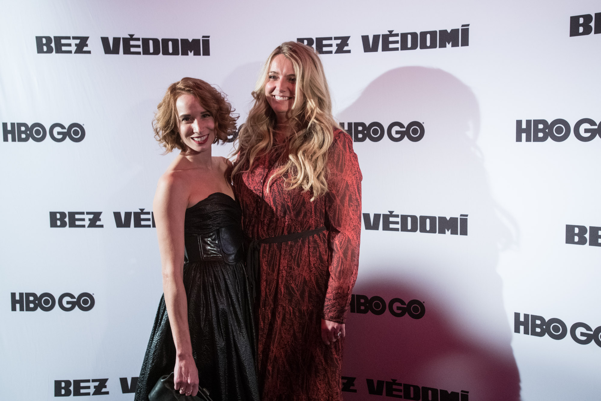Tereza Polachová s Táňou Pauhofovou počas pražsej slávnostnej premiéry seriálu Bez vedomia.