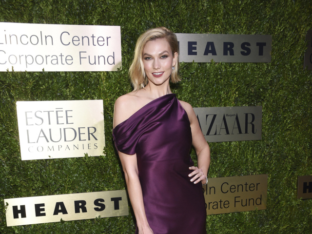 Modelka Karlie Kloss na módnom gala, v rámci ktorého ocenili Leonarda A. Laudera. 