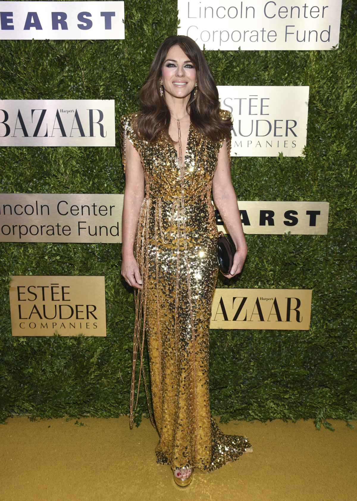 Herečka Elizabeth Hurley sa tentoraz obliekla do zlatej. A bola neprehliadnuteľná. 