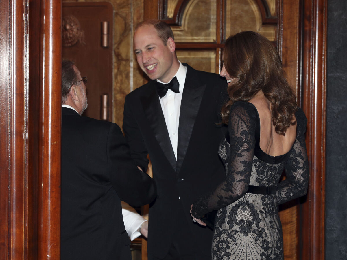 Princ William a jeho manželka Kate, vojvodkyňa z Cambridge prichádzajú na kultúrny večer Royal Variety Performance.