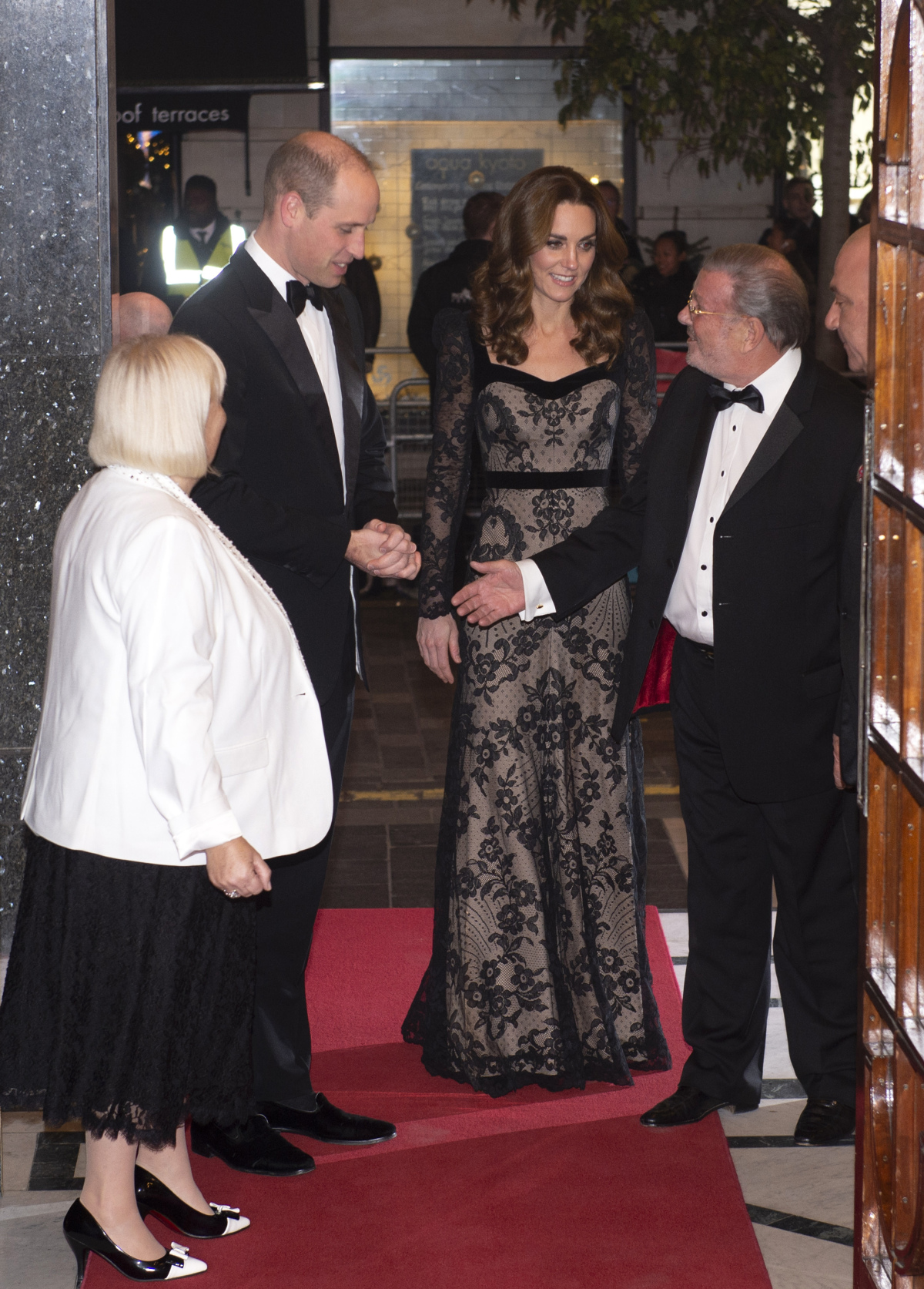 Vojvodkyňa Kate z Cambridge s princom Williamom zdravia hostiteľov večera. Kate si obliekla kreáciu z dielne Alexander McQueen. 