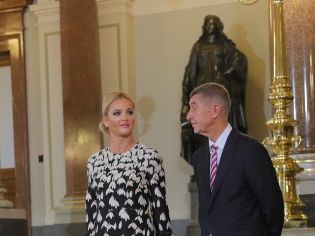 Monika Babišová a jej manžel, český premiér Andrej Babiš, na zábere z nedele 17. novembra. 