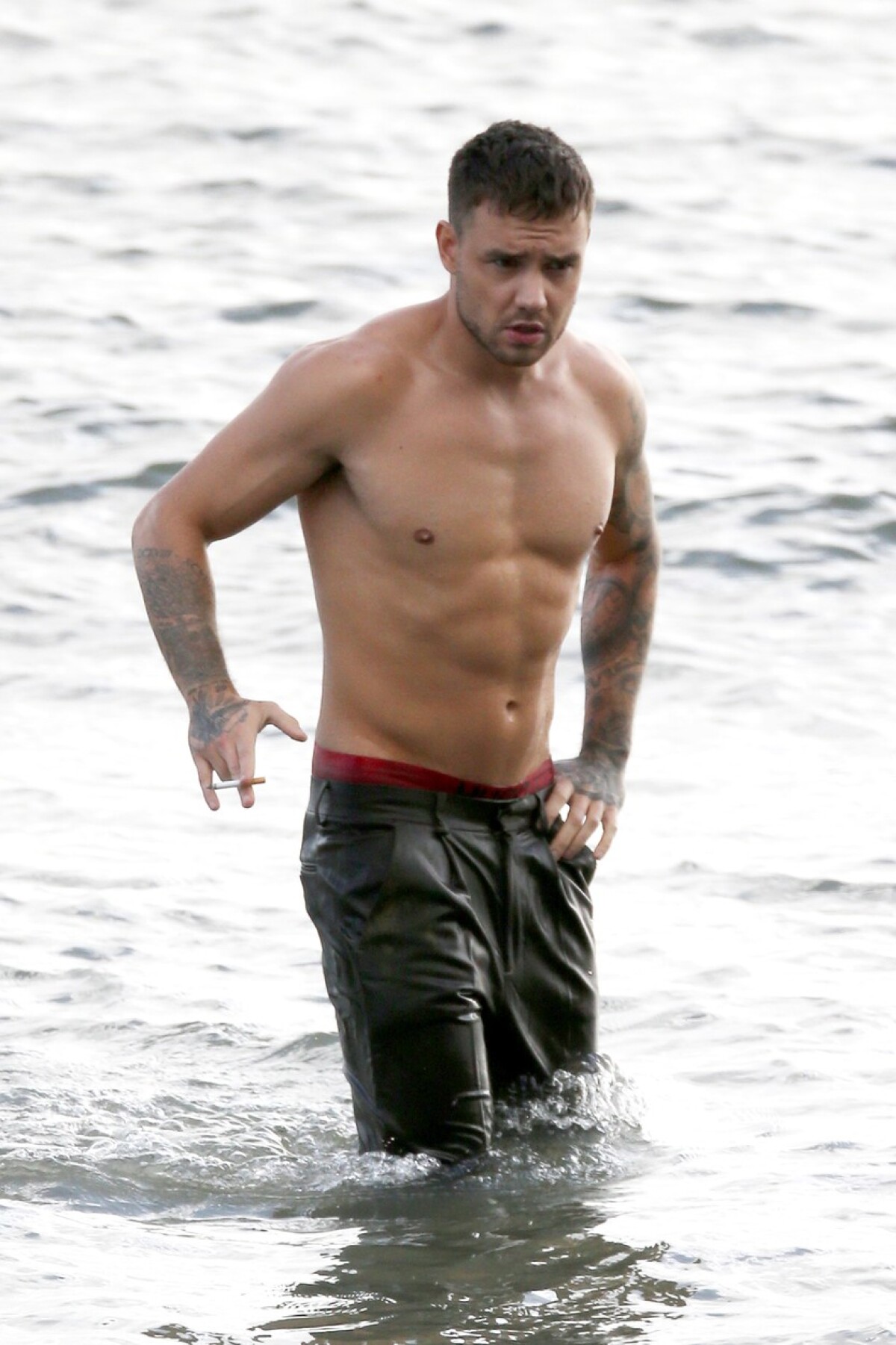 Spevák Liam Payne pri nakrúcaní videoklipu Live Forever.
