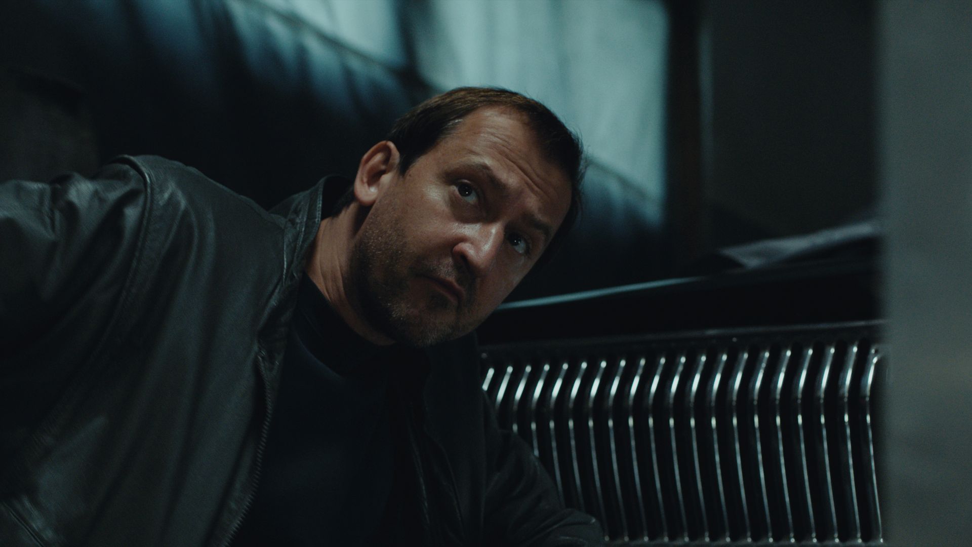 Martin Hofmann v seriáli Bez vedomia z dielne HBO.