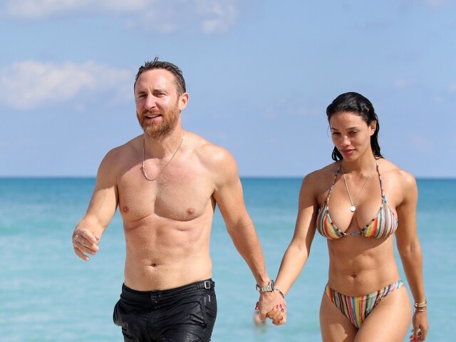 Dídžej David Guetta a jeho partnerka Jessica Ledon na pláži v Miami. 