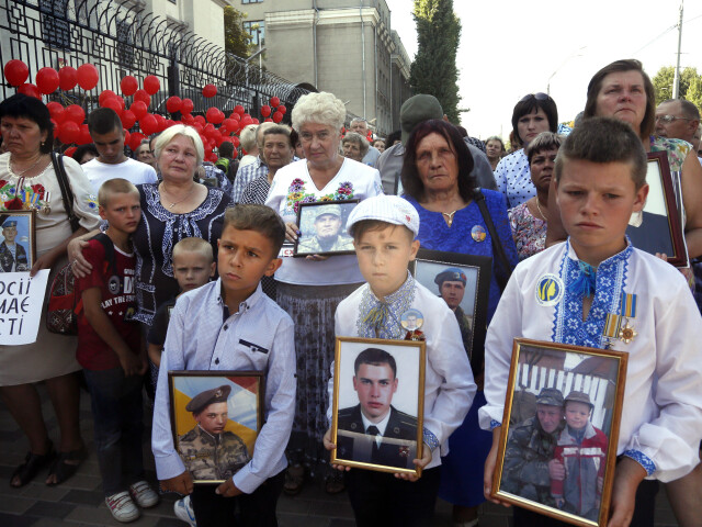 Donbas / Ukrajine / siroty /