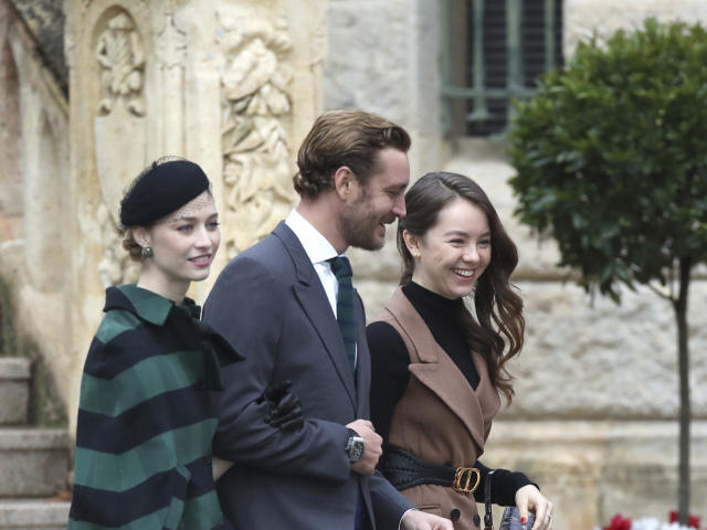 Zľava: Beatrice Borromeo, jej manžel Pierre Casiraghi a jeho sestra, princezná Alexandra Hanoverská. Dámy v kúskoch značky Christian Dior. 
