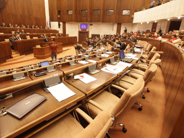 parlament, hodina otazok, opozicia,