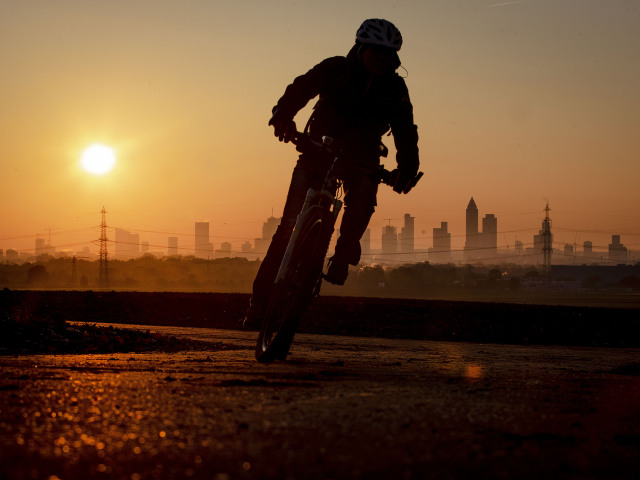 cyklista, bicykel, prilba,