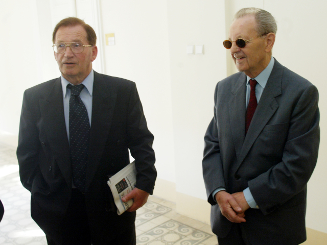 Lubomír Štrougal (vľavo) a Milouš Jakeš v roku 2004.