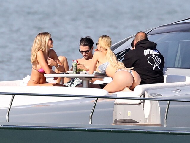 Sofia Richie (vľavo) si užívala na jachte v spoločnosti priateľa Scotta Disicka. Tentoraz však paprazzov zaujala aj iná blondínka. Konkrétne Alexa Dellanos.  