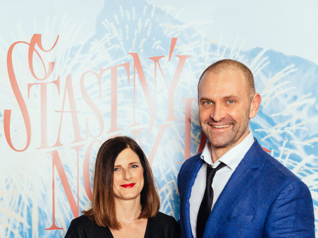 Herec Tomáš Maštalír prišiel na filmovú premiéru v sprievode svojej manželky. 