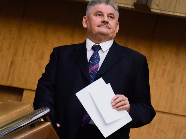 SR politika vláda zasadnutie mimoriadne BAX