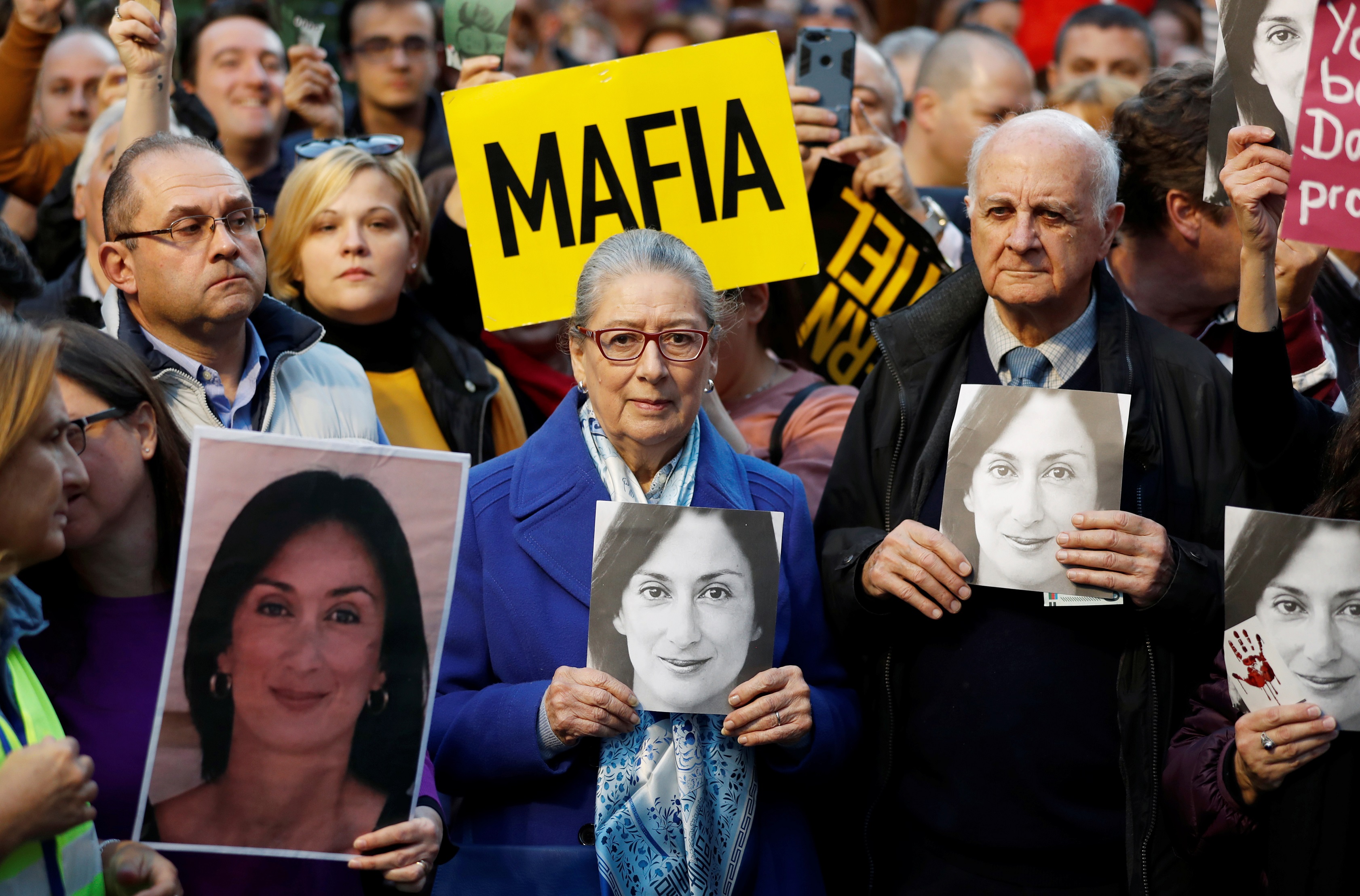 Rodičia zavraždenej maltskej novinárky na proteste vo Vallette.