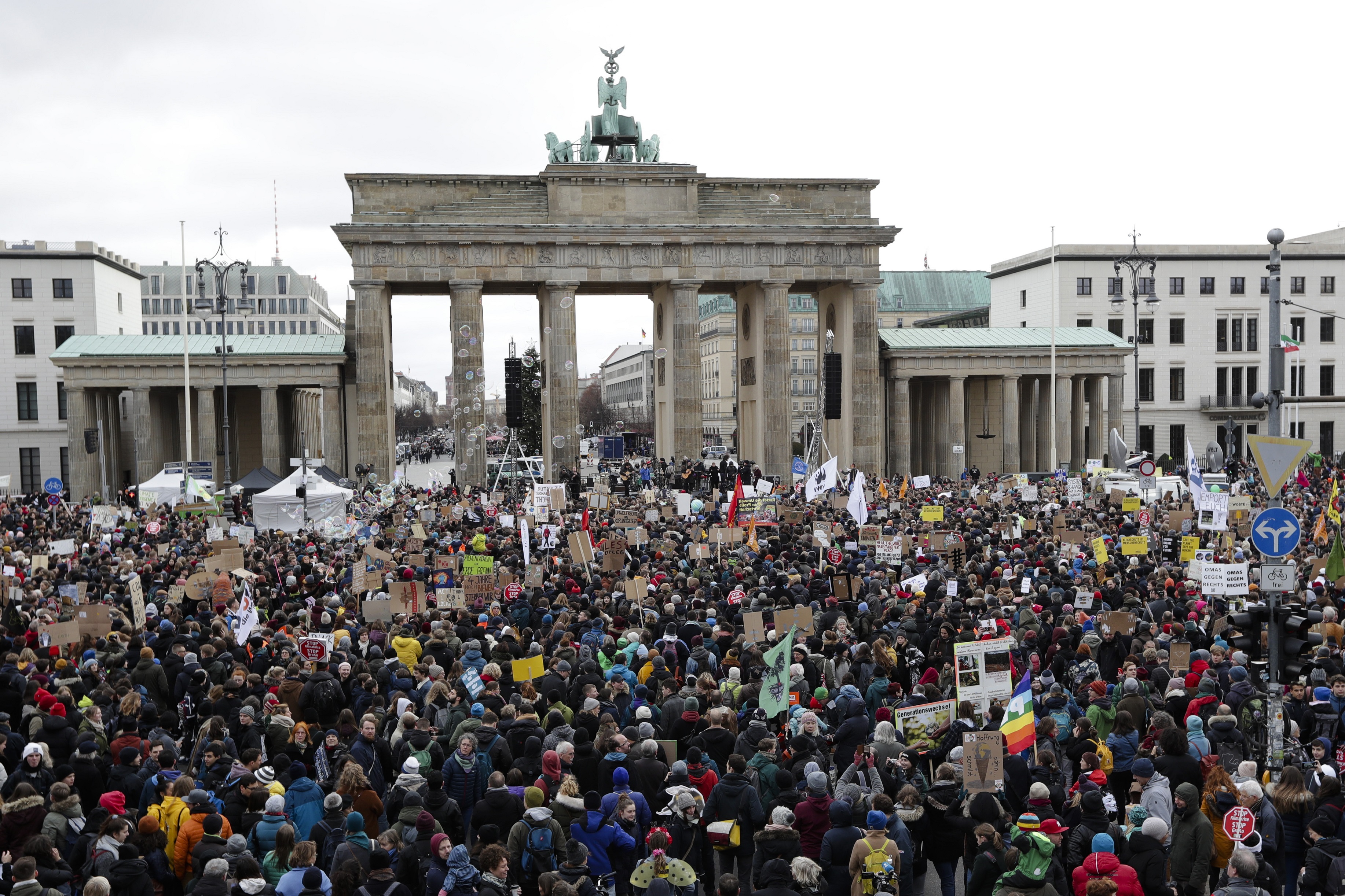 Mladí ľudia protestujú pred Brandenburgskou bránou počas globálneho štrajku za prijatie opatrení na ochranu klímy 29. novembra 2019 v Berlíne.