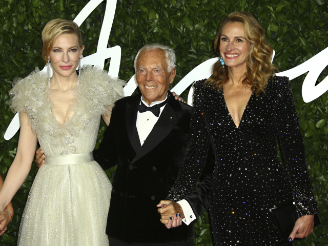 Cate Blanchett (vľavo) a Julia Roberts robili garde slávnemu dizajnérovi Giorgiovi Armanimu