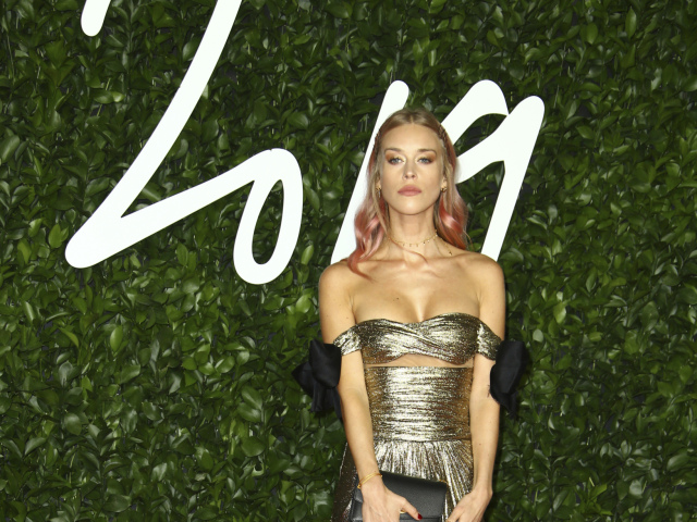 Lady Mary Charteris prišla v kreácii Gimabattista Valli Haute Couture. 