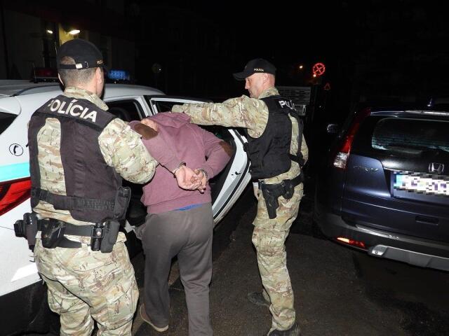 polícia, zadržanie, obvinený
