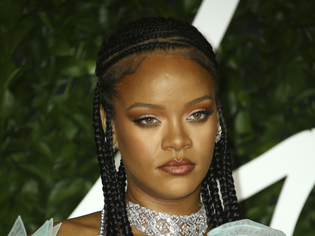 Speváčka Rihanna na vyhlásení cien British Fashion Awards.