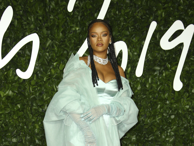 Speváčka Rihanna v kreácii z vlastnej kolekcie Fenty.