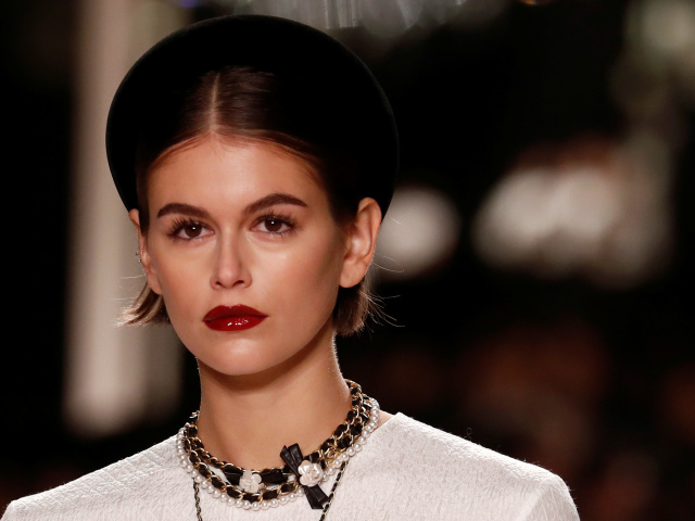 Modelka Kaia Gerber na prehliadke Metiers D'Art značky Chanel v parížskom Grand Palais. 