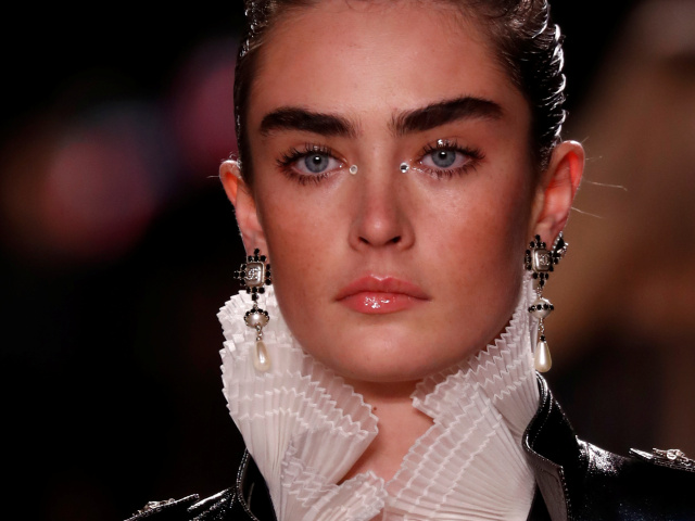 Modelka na prehliadke Metiers D'Art značky Chanel v parížskom Grand Palais. 