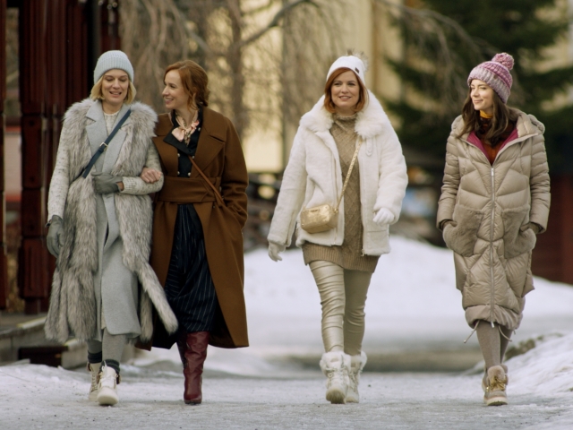 Vo filme Šťastný nový rok sa objavuje rovnaká herecká zostava ako v seriáli Milenky - zľava: Antónia Lišková, Táňa Pauhofová, Zuzana Norisová a Gabriela Marcinková. 